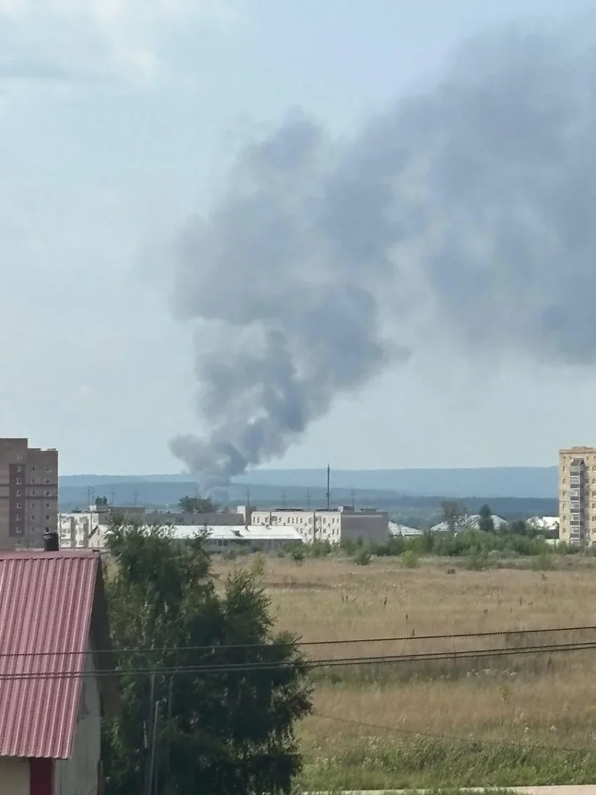 Дим від пожежі на складі Wildberries поблизу Пензи
