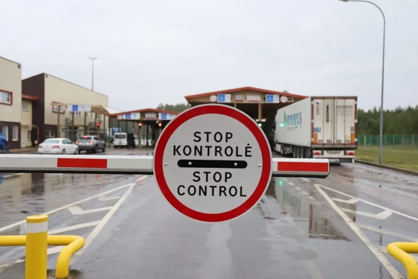 Знак Stop Kontrolė на кордоні Литви з Латвією під час контролю мігрантів