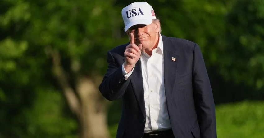 Дональд Трамп у кепці USA висуває ультиматум Ірану щодо угоди