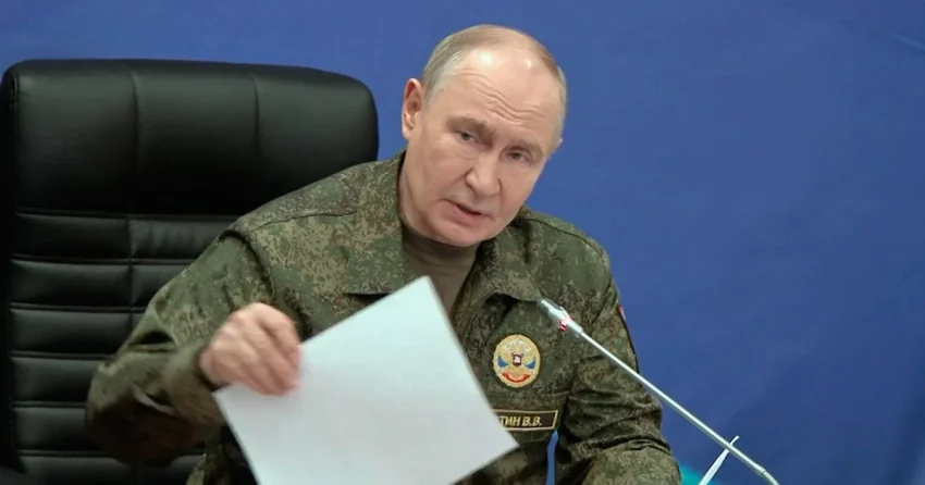 Володимир Путін у камуфляжній формі тримає документ під час підготовки масштабної мобілізації в Росії