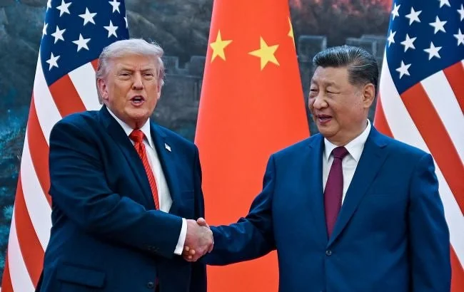 Трамп і Сі Цзіньпін тиснуть руки на тлі прапорів США та Китаю попри заяву про візит