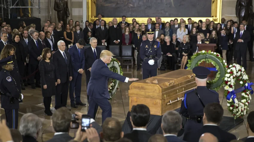 Трамп біля труни сенатора Ліндсі Грема на церемонії прощання